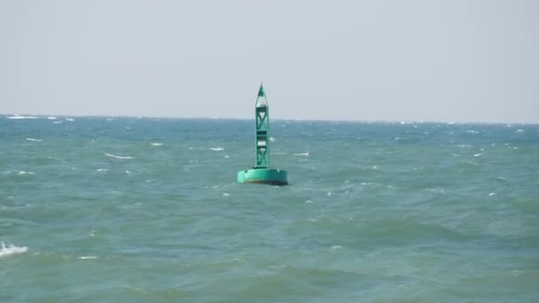 Boya azul oscila sobre las olas en el mar — Vídeos de Stock