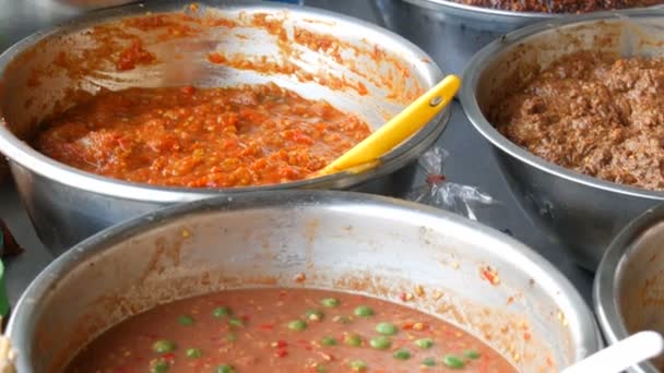 Contador com variedade de comida tailandesa. Carne, sopas, saladas. Asiático comida de rua — Vídeo de Stock