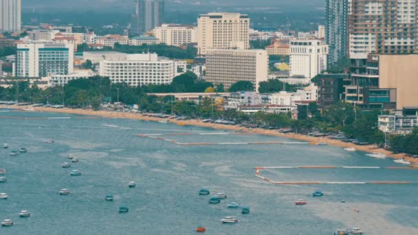 Pattaya, Thailand - 7 februari 2018: Uitzicht op de Golf Zuid-Chinese Zee in Pattaya. Diverse schepen zijn in de baai van de zee. — Stockvideo