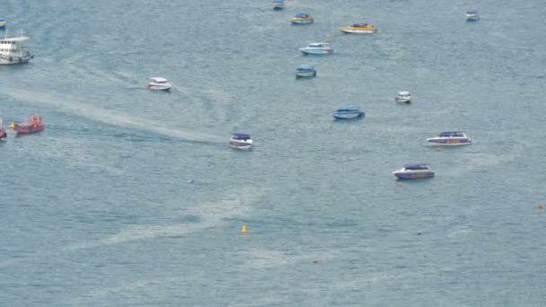 Pattaya, Thajsko - 7 února 2018: Pohled ze zálivu Jihočínského moře v Pattaya. Jsou různé lodě v zátoce moře. — Stock video