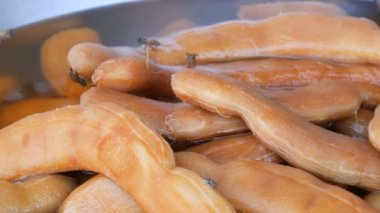 Tayland ve Asya tatlı demirhindi içinde sürünerek arılar yakın çekim egzotik meyve