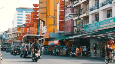 Pattaya, Tayland - 7 Şubat 2018: Canlı Tay Caddesi kırmızı renk çok belirtileri ile. İnsanlar sokak gıda satmak. Motosiklet ve otomobil tarafından geçen
