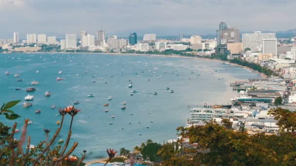 Pattaya, Thailand - 7 februari 2018: Uitzicht op de Golf Zuid-Chinese Zee in Pattaya. Diverse schepen zijn in de baai van de zee. — Stockvideo