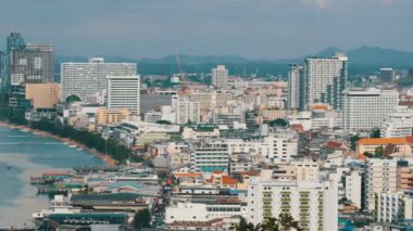 Pattaya, Tayland - 7 Şubat 2018: Körfez Güney Çin Denizi Pattaya görünümü. Çeşitli gemi deniz koyda hazır.