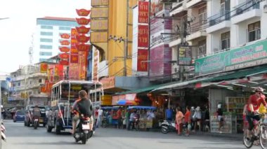 Pattaya, Tayland - 7 Şubat 2018: Canlı Tay Caddesi kırmızı renk çok belirtileri ile. İnsanlar sokak gıda satmak. Motosiklet ve otomobil tarafından geçen