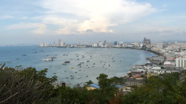 Pattaya, Thailand - 7 februari 2018: Uitzicht op de Golf Zuid-Chinese Zee in Pattaya. Diverse schepen zijn in de baai van de zee. — Stockvideo