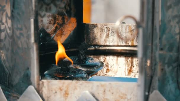 Λάμπα με μια αιώνια καύση κίτρινο φωτιά σε ένα ιδιαίτερο σπίτι — Αρχείο Βίντεο