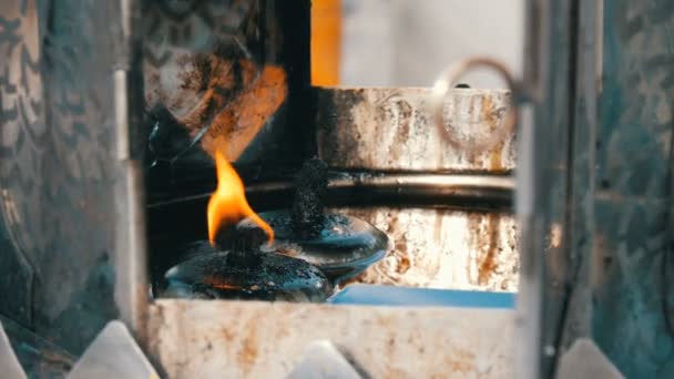 Lâmpada com um fogo amarelo eternamente ardente em uma casa especial — Vídeo de Stock