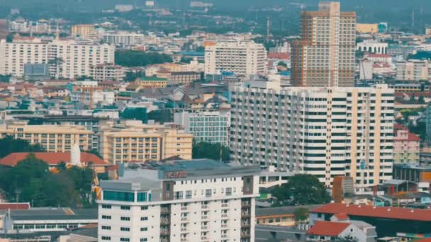 Πατάγια, Ταϊλάνδη - 7 Φεβρουαρίου 2018: Πολυώροφα κτίρια σε Pattaya. Πολυώροφα ξενοδοχεία, συγκροτήματα και σπίτια θέα είναι πιο πάνω — Αρχείο Βίντεο