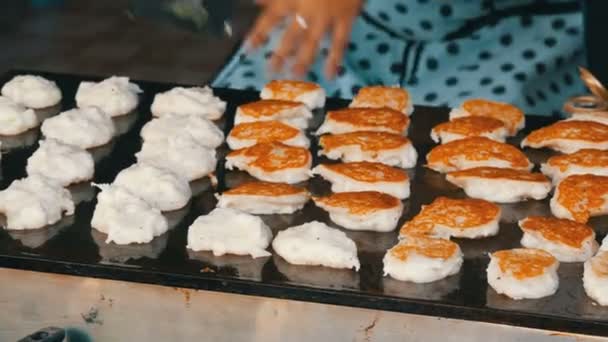 As panquecas do Ruddy fritam na rua. Comida tailandesa. Asiático comida de rua — Vídeo de Stock