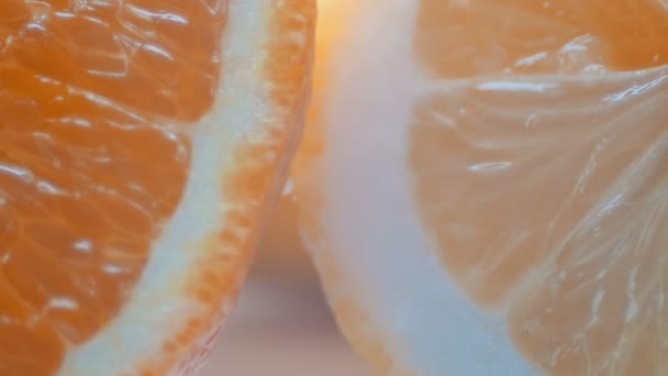 Cortar cítricos limón y naranja vista de cerca cerca sobre un fondo blanco — Vídeo de stock