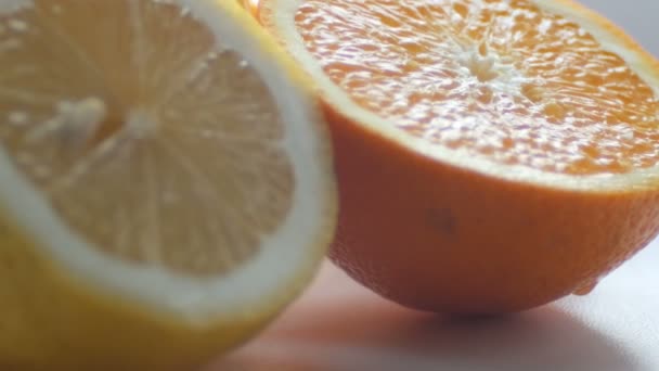 Geschnittene Zitrusfrüchte und Orangen aus nächster Nähe auf weißem Hintergrund — Stockvideo