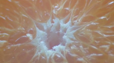 Kesilmiş portakal makro yakın çekim beyaz arka plan üzerinde görünümü