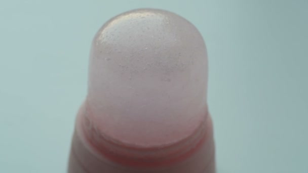 Een solide Thaise natuurlijke deodorant crystal macro close-up — Stockvideo