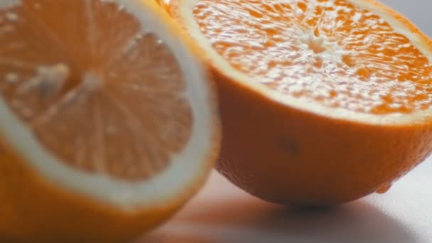 Geschnittene Zitrusfrüchte und Orangen aus nächster Nähe auf weißem Hintergrund — Stockvideo