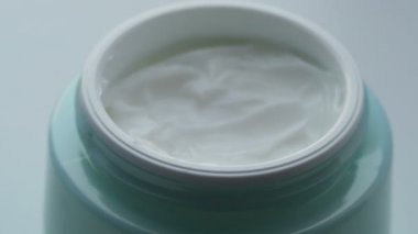 Yeşil kozmetik yumuşak krema kavanozu. Kozmetik krem makro yakın bakış