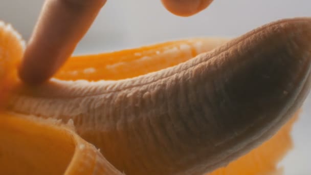 Femme sexuellement touchante avec un doigt de banane purifiée, vue macro gros plan — Video