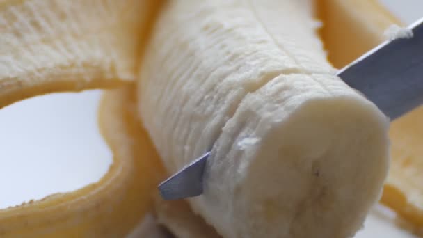 Kobietę seksualnie cięcie nożem oczyszczonej banana, makro zbliżenie — Wideo stockowe