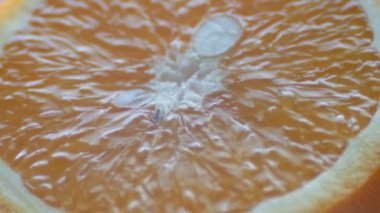 Kesilmiş portakal makro yakın çekim beyaz arka plan üzerinde görünümü