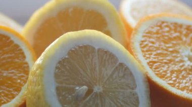 Narenciye limon ve portakal kesilmiş yakından görmek beyaz bir arka plan üzerinde kapatın