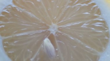 Kesilmiş limon makro yakın çekim beyaz arka plan üzerinde görünümü