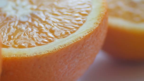 Gesneden citrus citroen en sinaasappel vergrote weergave sluit op een witte achtergrond — Stockvideo