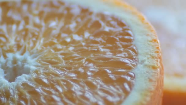 Вырезать оранжевый макрос закрыть вид на белом фоне — стоковое видео