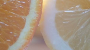 Narenciye limon ve portakal kesilmiş yakından görmek beyaz bir arka plan üzerinde kapatın