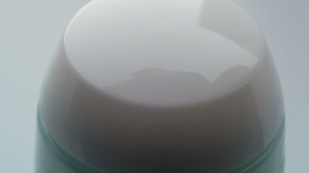 Donna vicino vaso verde con i cosmetici crema delicata la crema vista da vicino — Video Stock
