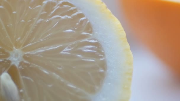 Vyjmout citrusových plodů citronu a pomeranče detailní zobrazení zavřít na bílém pozadí — Stock video