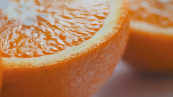 Widok na białym tle nacięcie pomarańczowy makro powierzchni — Wideo stockowe