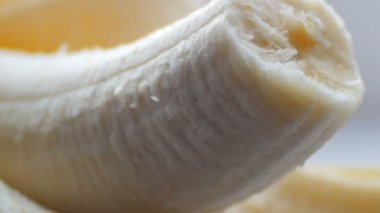Beyaz arka plan makro kabuğuna muzla ısırıldı vücut görünümü kapatın