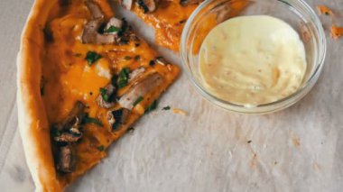 Birçok dilim pizza farklı dolguları, zeytin, tavuk, mantar, peynir, pastırma, salam, yeşil sonraki sos ile. Pizza dilimleri yerine