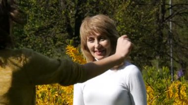 Yetişkin bir kızı kadar çalışır ve ona sarılmak ve onu öpmeye yaşlı bir yetişkin anne karşılamaktadır. Bahar anneler günü