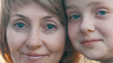 Yetişkin orta yaşlı anne ve genç oğlu portre