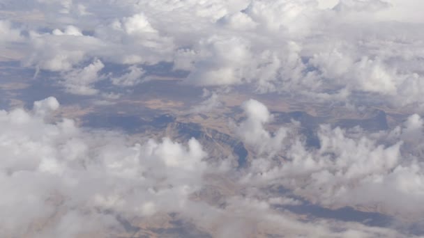 Приголомшлива краса пливе над пустельним гірським ландшафтом. Вид зверху з літака . — стокове відео