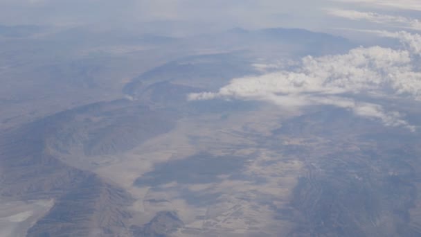 Atemberaubende Schönheit schwebt über der einsamen Berglandschaft. Draufsicht aus dem Flugzeug. — Stockvideo