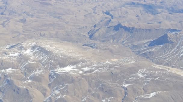 Ορεινό τοπίο με χιονισμένες βουνοκορφές, θέα από το αεροπλάνο — Αρχείο Βίντεο