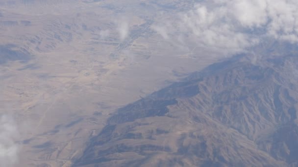 Ορεινό τοπίο της ερήμου, το top view από αεροπλάνο — Αρχείο Βίντεο