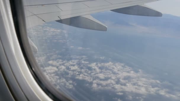 El ala del avión vuela sobre hermosas nubes. Vista desde la ventana — Vídeo de stock