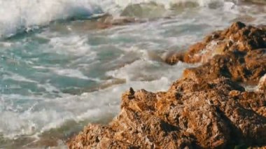 Dalgalar kayalık kıyıya yendi. Güney Çin Denizi'nin güzel dalgalar görünümü kapatın