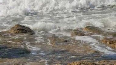 Dalgalar kayalık kıyıya yendi. Güney Çin Denizi'nin güzel dalgalar görünümü kapatın