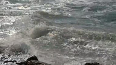 Dalgalar kayalık kıyıya yendi. Güney Çin Denizi'nin güzel dalgalar görünümü kapatın