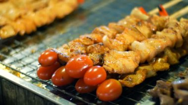 Tavuk eti Stick. Şiş kebap tavuk domates ile üzerinden. Gece pazarı, Pattaya, Jomtien. Tayland Mutfağı. O piyasada Asya egzotik yemekler