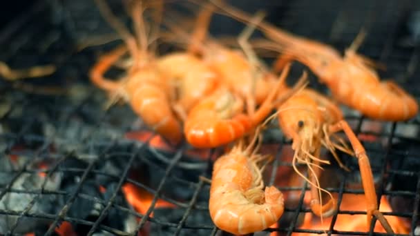 Shrimp are grilled and turned over using tongs. Night market, Pattaya, Jomtien. Thai cuisine. Asian exotic dishes on he market — Stock Video