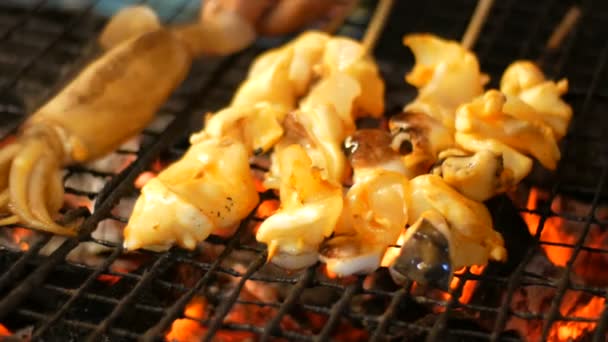 Marché de nuit, Pattaya, Jomtien. Barbecue de calmars sur un gril. Cuisine thaïlandaise. Plats exotiques asiatiques sur le marché — Video