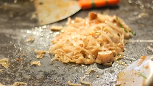 Preparation of Thai noodles with eggs and seafood in a frying pan. Night market, Pattaya, Jomtien. Thai cuisine. Asian exotic dishes on market — Stock Video