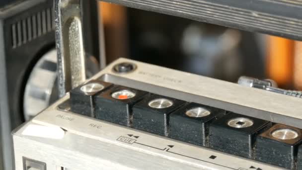 Botones cerca de la vista de la vieja grabadora. Artículos antiguos de época — Vídeos de Stock