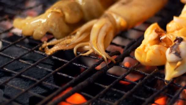 Gece pazarı, Pattaya, Jomtien. Bir ızgara ızgara kalamar. Tayland Mutfağı. Piyasada Asya egzotik yemekler — Stok video