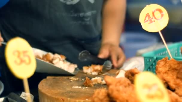 Una donna raccoglie pezzi di pollo tritati in impanatura in una spatola speciale per il cibo. Mercato notturno, Pattaya, Jomtien. Cucina thailandese. Asiatico piatti esotici sul mercato — Video Stock
